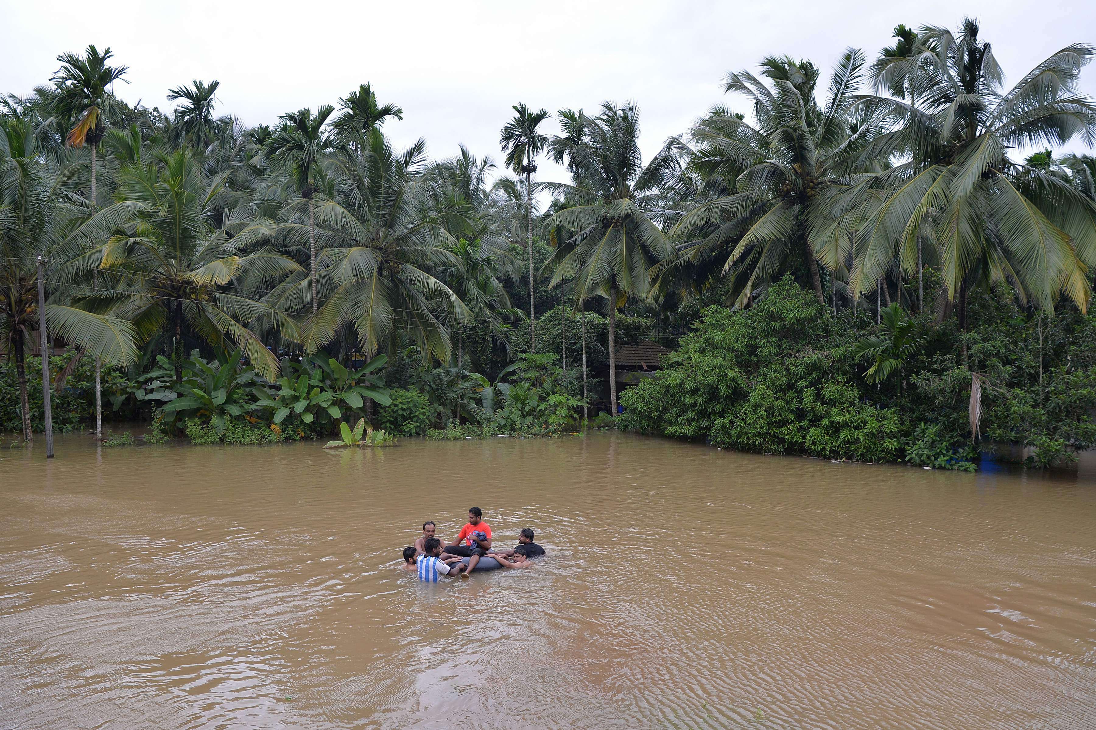 Dans le district de Kozhikode, le 17 août. Une trentaine d’hélicoptères de l’armée et 320 embarcations sont impliquées dans les opérations de secours à travers le Kerala ; les pêcheurs locaux et leurs bateaux se sont aussi joints aux secours.