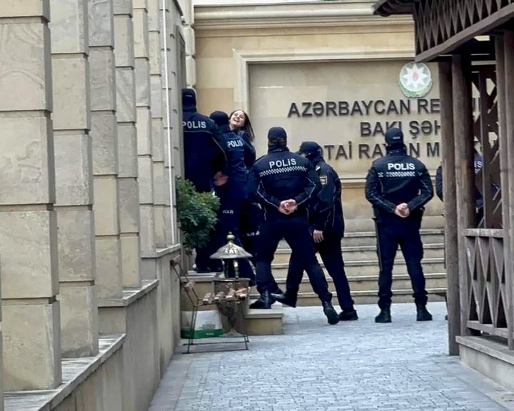 Nargiz Absalamova à la sortie du tribunal du district de Khatai le 1er décembre 2023, tout juste condamnée à 3 mois de détention provisoire. (Ulviyya Ali)