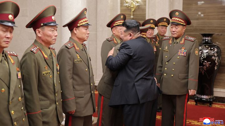 Kim Jong-un serre contre lui un commandant en chef de l'Armée populaire coréenne qui a participé à la guerre aux côtés de la Russie, au siège du Comité central du Parti des travailleurs de Corée à Pyongyang. Diffusée le 21 août 2025 par l'Agence centrale de presse nord-coréenne (KCNA). (STR / KCNA VIA KNS)